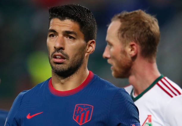 Đòi 'giám sát' trọng tài, Suarez lĩnh ngay thẻ vàng 