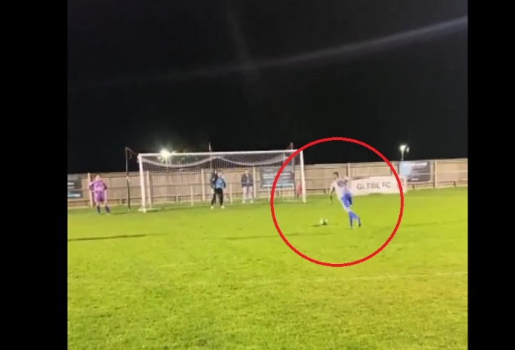 VIDEO: Nghịch dại với kiểu đá penalty 'dị' và kết cục không thể tránh