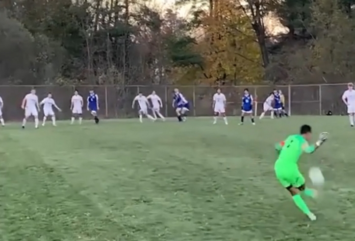VIDEO: Giả làm thủ môn, người hùng đá phạt thành bàn từ sân nhà