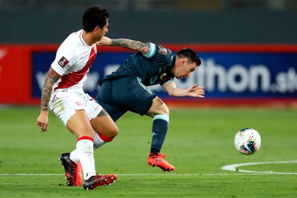 VIDEO: Messi solo từ giữa sân, biến hàng thủ Peru thành người dưng