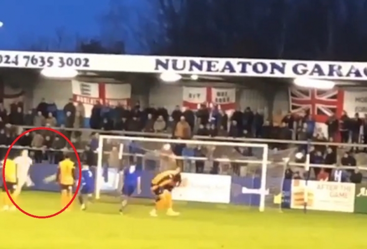 VIDEO: 3 triệu lượt xem cú đá penalty 'phá hoại' theo đúng nghĩa đen