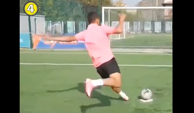 VIDEO: 3 triệu lượt xem pha đá penalty kiểu 'Hải quay xe'