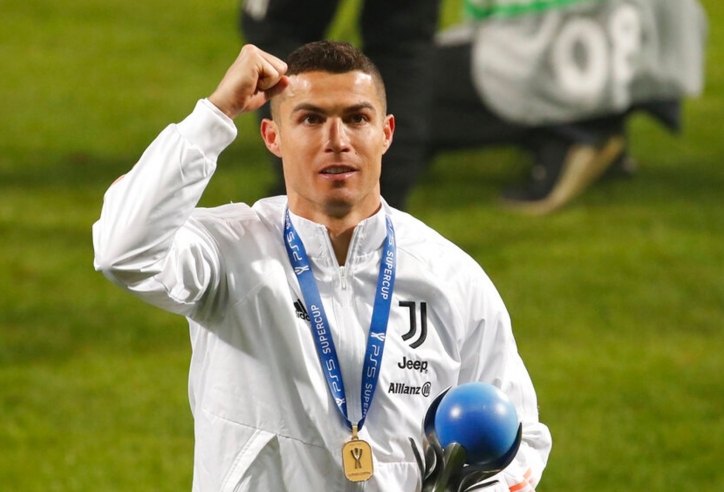 Ronaldo vẫn còn kém xa 'Vua danh hiệu'