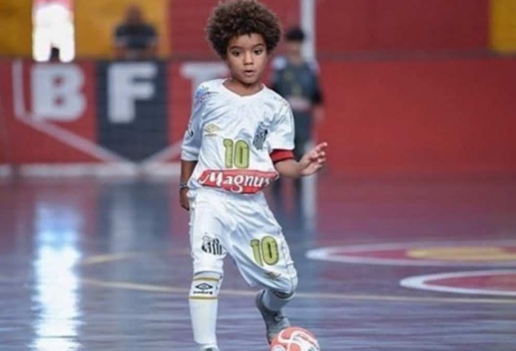 Thần đồng 8 tuổi phá vỡ kỷ lục của Messi và Neymar