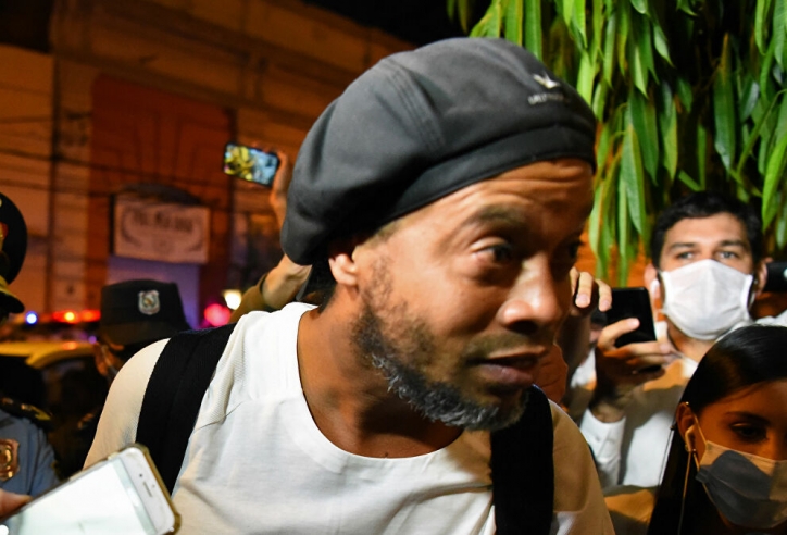 Ronaldinho 'ngựa quen đường cũ' sau cú sốc mất người thân