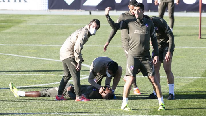 Tiền đạo Atletico Madrid ngã quỵ trên sân tập