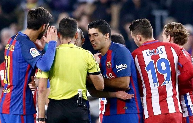 Luis Suarez bất bình về tấm thẻ đỏ trong trận gặp Atletico