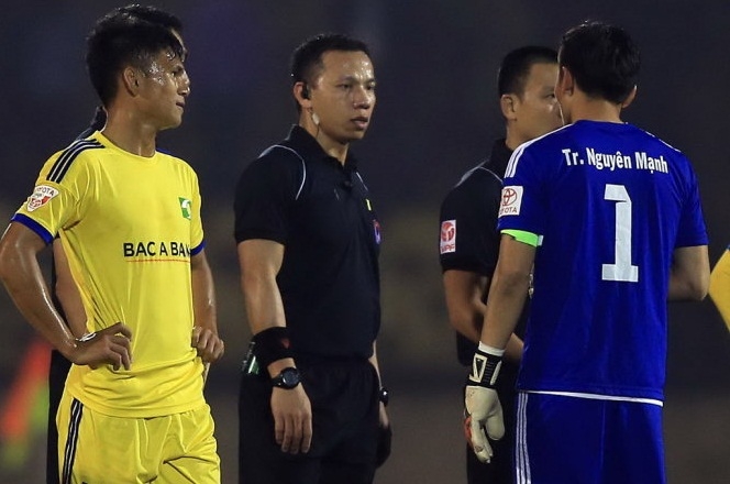 Trọng tài V-League ‘ngại’ trở lại sân cỏ vì áp lực