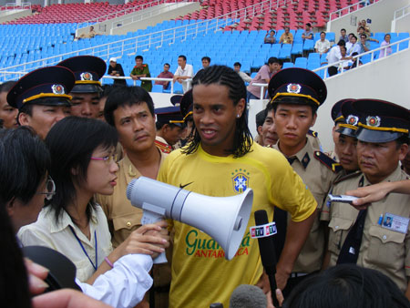 Xác định ngày Ronaldinho trở lại Việt Nam
