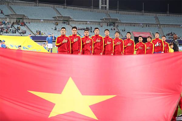 Bạn bè năm châu xôn xao về màn trình diễn của U20 Việt Nam