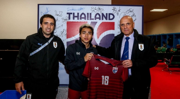 Uruguay player asks for a shirt of “Thai Messi”