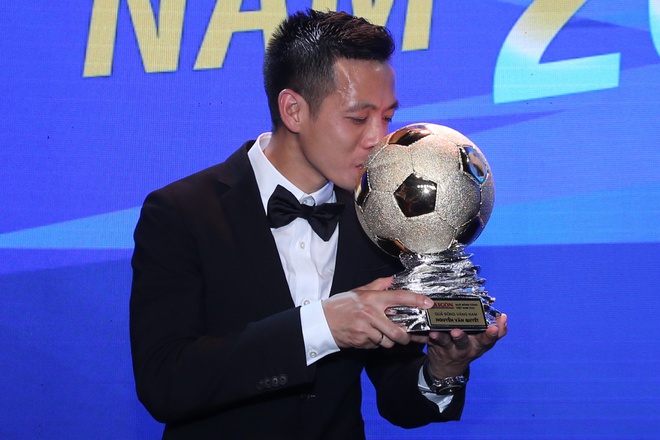 Hà Nội FC lập nên lịch sử với Quả bóng Vàng của Văn Quyết