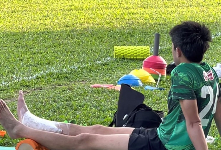 VIDEO: Lee Nguyễn thẫn thờ nhìn đồng đội tập luyện