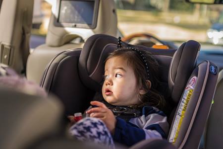 Vì sao người lớn có thể dễ dàng bỏ quên con trẻ trong ô tô?