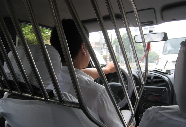 Các tài xế taxi trên thế giới chống cướp bằng cách nào?