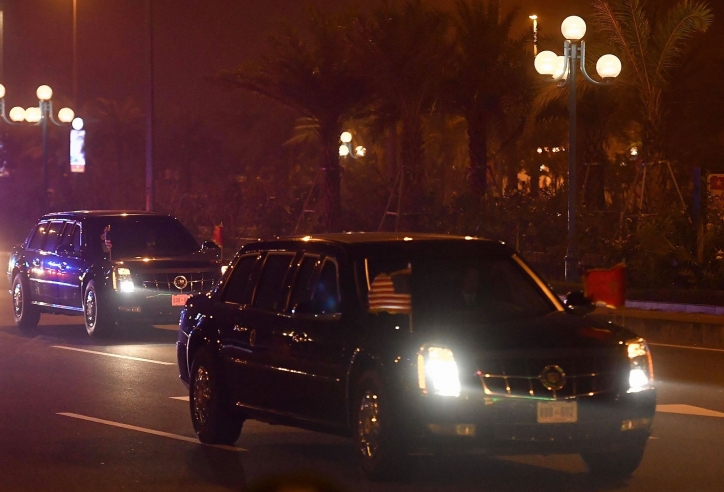 Đoàn xe “Quái thú” đón Tổng thống Trump về khách sạn trong đêm