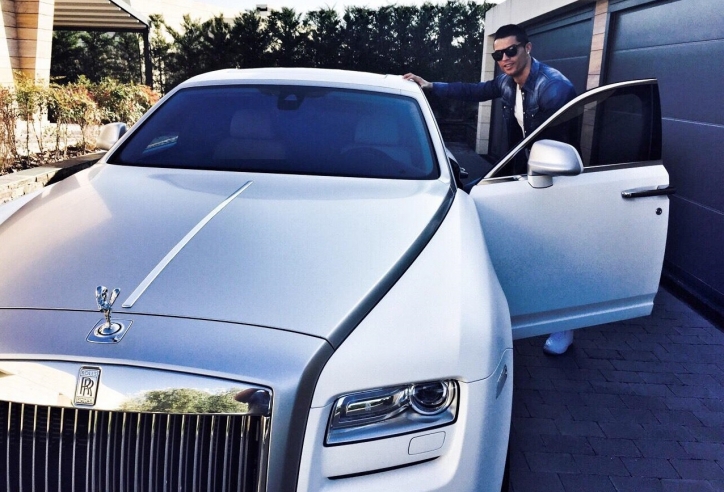 Cristiano Ronaldo 'đập hộp' mẫu siêu xe sang Rolls-Royce Cullinan