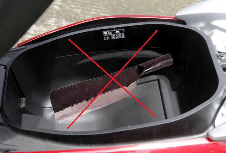 Để dao trong cốp xe máy có bị phạt không?
