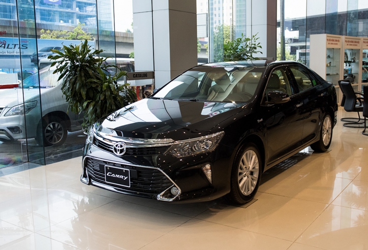 Giá Toyota Camry giảm tới 70 triệu đồng, dọn kho đón xe nhập Thái