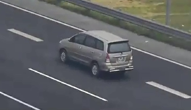 VIDEO: Tài xế suýt gặp họa vì ôtô đi lùi trên cao tốc Hà Nội - Bắc Giang