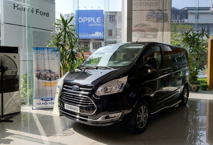 Ford Tourneo vừa ra mắt giá từ 1 tỷ đồng có gì đặc biệt?