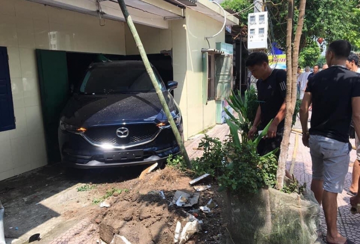 Vừa mua Mazda CX-5, nam thanh niên lùi xe sập tường nhà