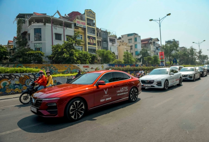 Cận cảnh dàn xe VinFast Lux khuấy động đường phố Hà Nội