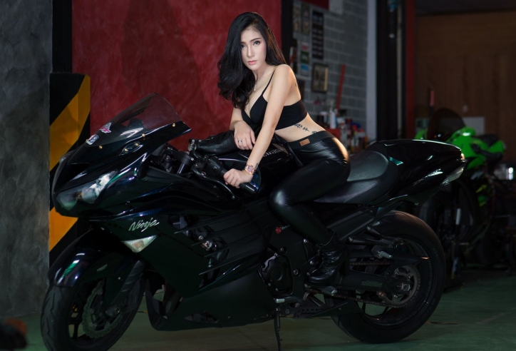 Xe & người đẹp: Người đẹp nóng bỏng bên siêu mô tô Kawasaki ZX-14R