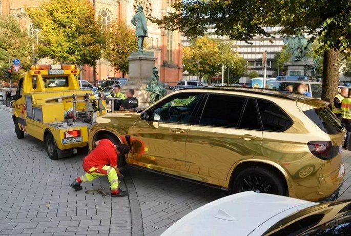 BMW X5 mạ vàng bị cảnh sát giữ xe vì lý do không tưởng