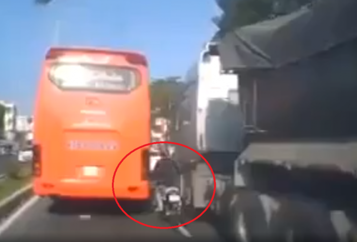 VIDEO: Cố lách qua xe ben, nam thanh niên đi Exciter thoát chết trong gang tấc