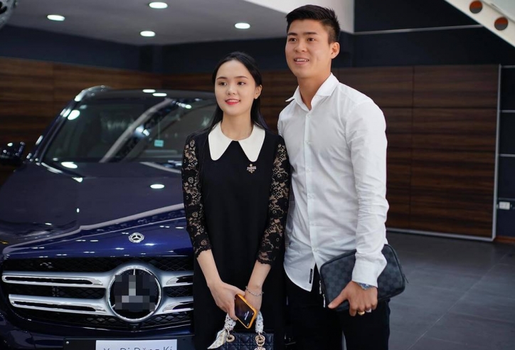 Duy Mạnh cùng bạn gái đi nhận xe Mercedes-Benz hơn 2 tỷ đồng