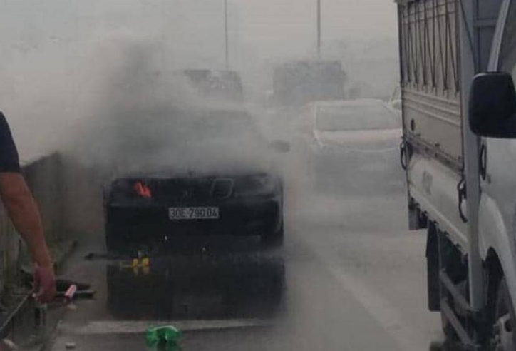 Hà Nội: Ô tô Mercedes bất ngờ bốc cháy trên đường vành đai 3