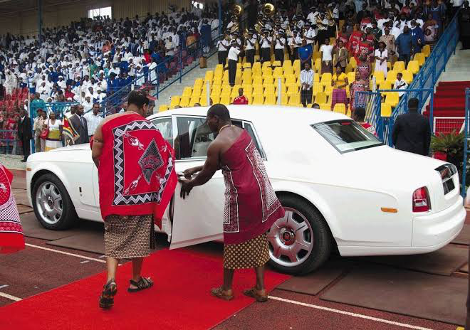 Choáng: Vua Swaziland mua 19 chiếc Rolls-Royce tặng 14 người vợ