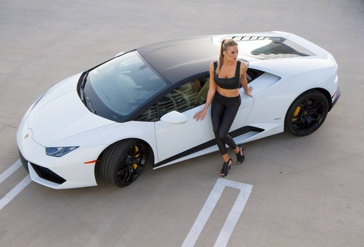 Xe & người đẹp: Ngắm Lamborghini Huracan hầm hố bên người đẹp chân dài