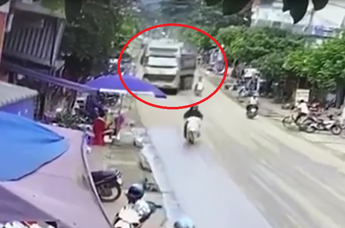 VIDEO: Tài xế xe Ben đánh lái đẳng cấp, cứu sống 2 thanh niên đi xe máy