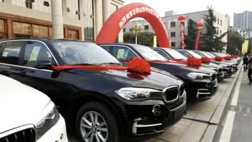 VIDE0: Công ty Trung Quốc thưởng Tết cho nhân viên bằng xe Porsche, BMW