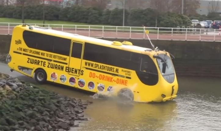 Choáng với chiếc xe buýt có thể chạy trên mặt nước