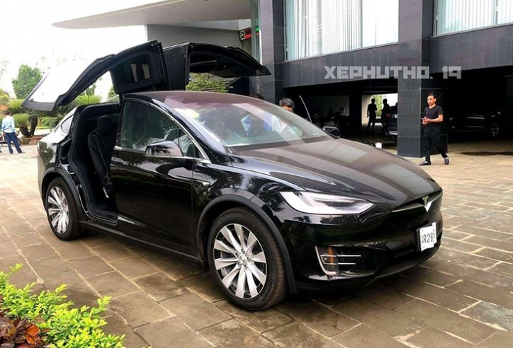 Tesla Model X hơn 8 tỷ đồng về tay đại gia Phú Thọ