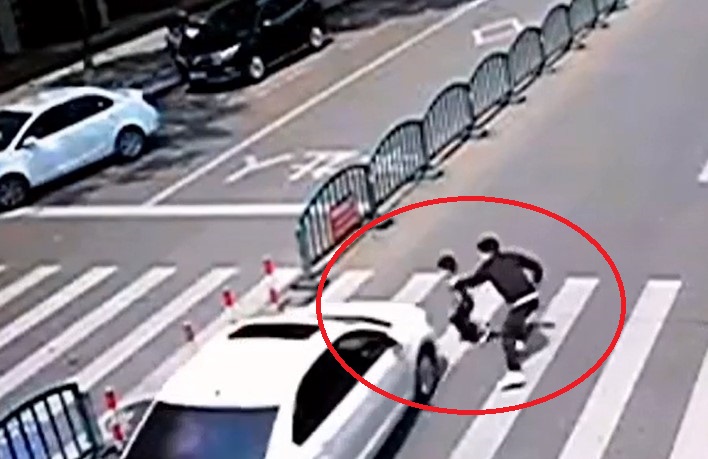 VIDEO: Phản xạ cực nhanh của ông bố khi con suýt bị ô tô đâm