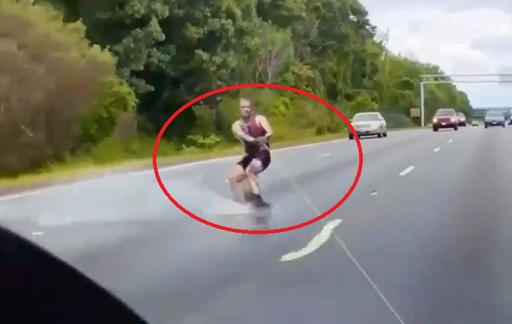 VIDEO: Nam thanh niên 'gây sốt' khi lướt sóng trên đường cao tốc