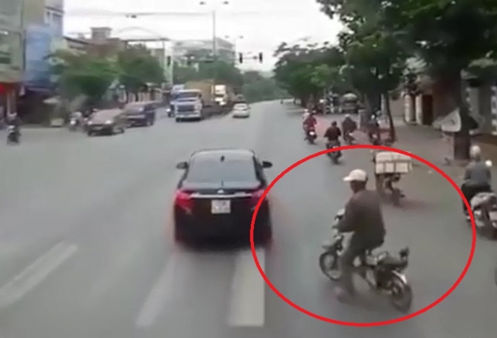 VIDEO: Suýt mất mạng vì tạt đầu 2 xe container để sang đường
