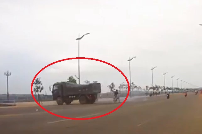 VIDEO: Xe tải drift như siêu xe tại Việt Nam 