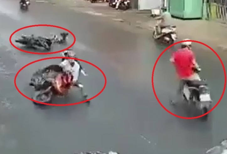 VIDEO: Hàng loạt xe máy trượt ngã trên đoạn đường 'ma' ở Việt Nam