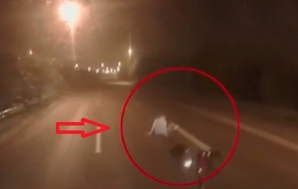 VIDEO: Rợn tóc gáy với người đàn ông nằm giữa đường trong đêm
