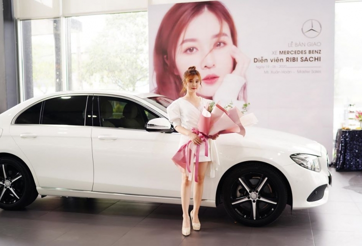 Ribi Sachi – hot girl FAPtv tậu Mercedes-Benz hơn 2 tỷ đồng