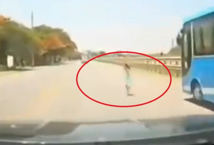 VIDEO: Tài xế xử lý đẳng cấp tránh bé gái chạy qua đường