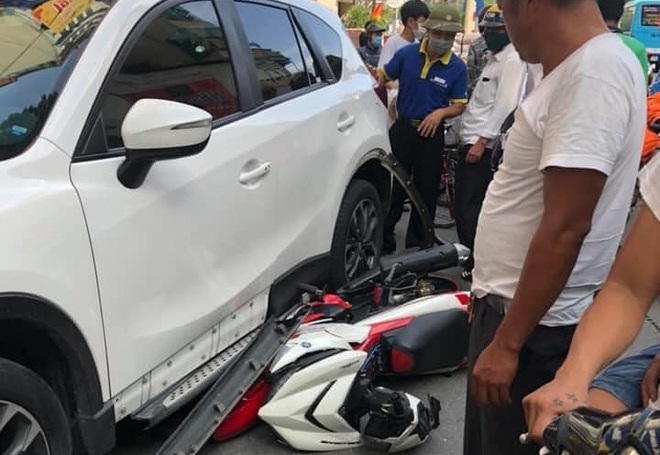VIDEO: Ô tô kéo lê xe máy gây phẫn nộ trên phố Hà Nội