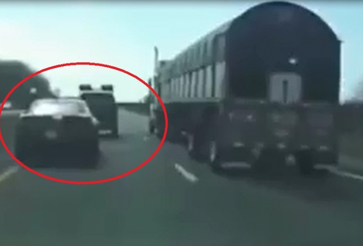 VIDEO: Bị chèn ép, tài xế xe con đánh lái trả đũa cực 'gắt'