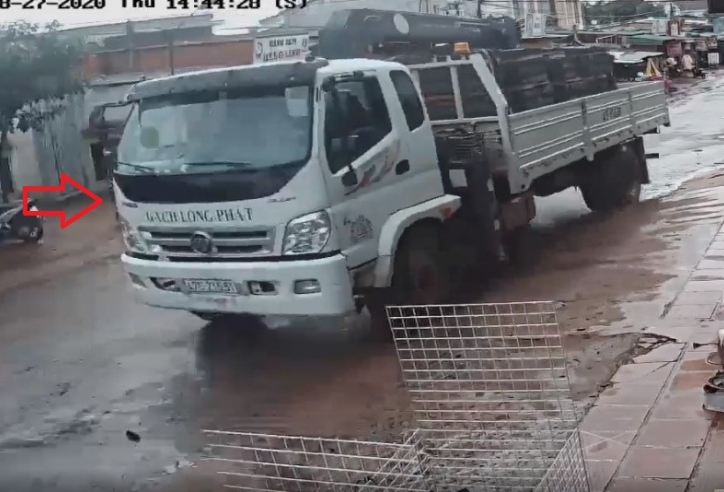 VIDEO: Xe tải mất kiểm soát trôi ngược khiến người dân hoảng hốt