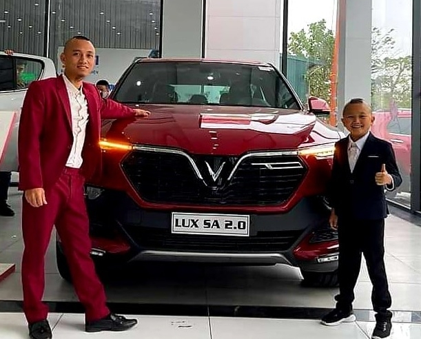 Vừa xây biệt thự, anh em Tam Mao TV tiếp tục mua xe VinFast Lux SA2.0